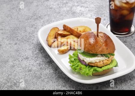 hamburguesa de salmón casera con salsa de aguacate y tartar Foto de stock