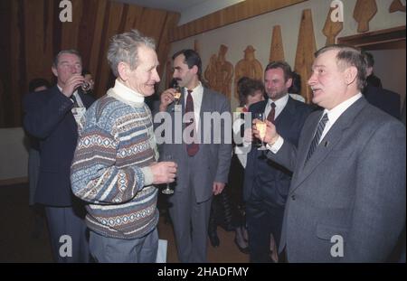 Zakopane 06.02.1993. XVI Zimowa Uniwersjada (6-14.02.1993). Uroczystoœæ otwarcia zawodów w pawilonie pod Wielk¹ Krokwi¹ im. Stanis³awa Marusarza. prezydent RP Lech Wa³êsa (P), szef Gabinetu Prezydenta RP Mieczys³aw Wachowski (2P), generalny dyrektor Zimowej Uniwersjady 1993 Adam Bachleda-Curuœ (3P), narciarz Stanis³aw Marusarz (2L) Zakopane, 6 de febrero de 1993. Los Juegos Universitarios Mundiales de Invierno de 16th (6 y 14 de febrero de 1993). La ceremonia de apertura en un pabellón a los pies de la montaña Wielka Krokiew. En la foto: El presidente de Polonia, Lech Walesa (R), jefe
