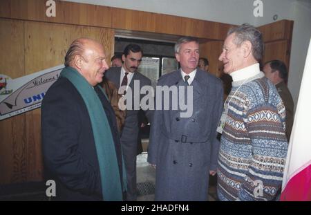 Zakopane 06.02.1993. XVI Zimowa Uniwersjada (6-14.02.1993). Uroczystoœæ otwarcia zawodów w pawilonie pod Wielk¹ Krokwi¹ im. Stanis³awa Marusarza. NZ. m.in.: przewodnicz¹cy Miêdzynarodowej Federacji Sportu Akademickiego (Federación Internacional del Deporte Universitario - FISU) Primo Nebiolo (1L), generalny dyrektor Zimowej Uniwersjady 1993 Adam Bachleda-Curuœ (2L), narciarz Stanis³aw Marusarz (P) PAP msa/Maciej Belina Brzowski Zakopane, 6 de febrero de 1993. Los Juegos Universitarios Mundiales de Invierno de 16th (6 y 14 de febrero de 1993). La ceremonia de apertura en un pabellón a los pies del MOU de Wielka Krokiew