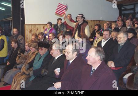 Zakopane 06.02.1993. XVI Zimowa Uniwersjada (6-14.02.1993). Uroczystoœæ otwarcia zawodów w pawilonie pod Wielk¹ Krokwi¹ im. Stanis³awa Marusarza. W pierwszym rzêdzie m.in.: prezydent RP Lech Wa³êsa (3P), przewodnicz¹cy Miêdzynarodowej Federacji Sportu Akademickiego (Federación Internacional del Deporte Universitario - FISU) Primo Nebiolo (4P); w drugim rzêdzie m.in.: Szef Biura Prasowego Prezydenta RP i rzecznik prasowy Prezydenta RP Andrzej Drzycimski (P), szef Gabinetu Prezydenta RP Mieczys³aw Wachowski (2P). msa PAP/Maciej Belina Brzozozowski Zakopane, 6 de febrero de 1993. El invierno de 16th