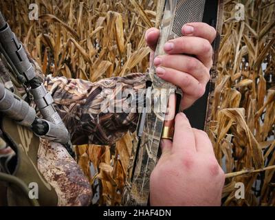 El hombre en el disfraz sosteniendo la pistola, ladrón armado