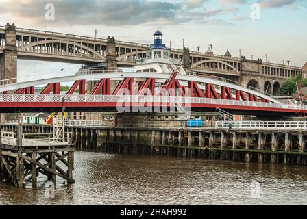 Puente de alto nivel y puente Swing Bridge cruzando el río Tyne, Newcastle upon Tyne, Gateshead, Inglaterra, Reino Unido Foto de stock