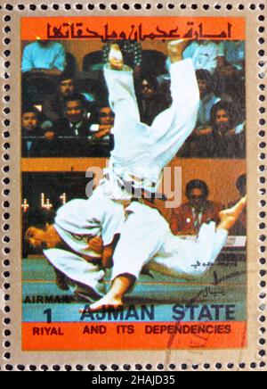 AJMAN - ALREDEDOR de 1973: Un sello impreso en el Ajman muestra Judo, deportes olímpicos, alrededor de 1973