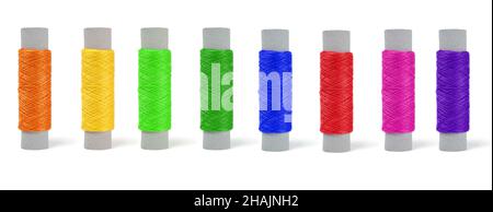 skeins de hilo de diferentes colores, establecidos en una fila sobre un fondo blanco Foto de stock