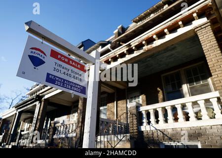 Washington, DC, EE.UU. 12th de Dic de 2021. Una casa en venta se ve en Washington, DC, Estados Unidos el 12 de diciembre de 2021. El crecimiento anual de los precios de la vivienda en EE.UU. Se mantuvo en un 18 por ciento en octubre, el más alto registrado en los 45 años de historia del índice, según el índice de precios de la vivienda de CoreLogic. Crédito: Ting Shen/Xinhua/Alamy Live News Foto de stock