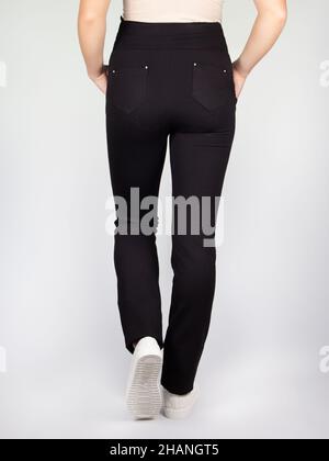 Ropa para mujeres embarazadas, pantalones negros con cintura alta aislados  sobre fondo blanco, embarazo concept.leggings para mujeres embarazadas,  mallas negras.Special Fotografía de stock - Alamy