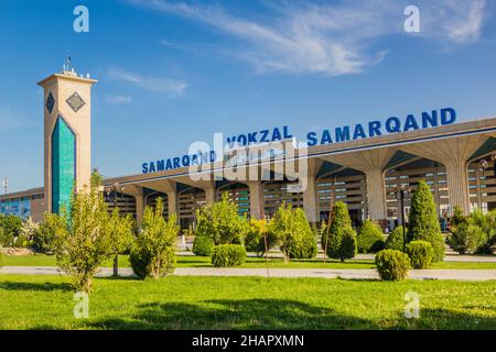 SAMARCANDA, UZBEKISTÁN - 27 DE ABRIL de 2018: Vista de la estación de tren en Samarcanda, Uzbekistán Foto de stock