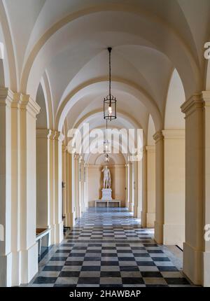 Largo corredor con piso de mármol en el nuevo palacio Herrenchiemsee en Herreninsel, Chiemsee, Baviera, Alemania Foto de stock