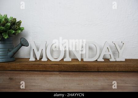 Letras del alfabeto del lunes sobre fondo de madera Foto de stock