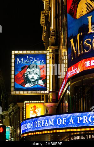 Teatro Queen's jugando Los Miserables en la noche en Piccadilly, Londres, Reino Unido.