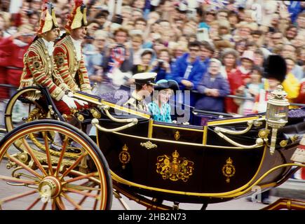 Boda real del príncipe Andrew y Sarah Ferguson 23 de julio de 1986. El Príncipe Carlos y la Princesa Diana llegan a la Abadía de Westminster Foto de stock