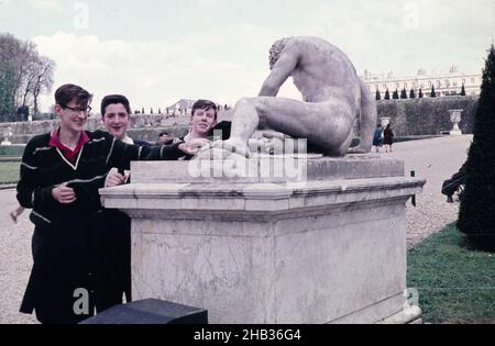 Tres escolares de secundaria de nivel superior en viaje educativo en Versaiiles, Francia, c 1960 Foto de stock