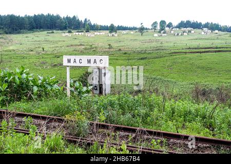 Ferrocarril abandonado en la estación Mac Mac, Mpumalanga, Sudáfrica Foto de stock