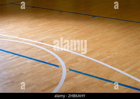 Baloncesto de suelo de madera, bádminton, futsal, balonmano, voleibol, fútbol, cancha de fútbol con luz natural. Foto de stock