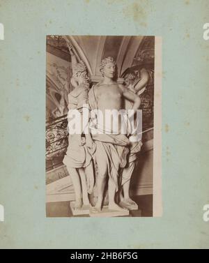 Tres esculturas alrededor de un pilar, anónimo, c. 1875 - c. 1900, cartón, estampado de albumen, altura 210 mm x anchura 134 mm Foto de stock