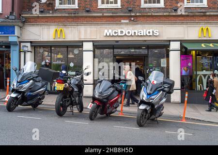 Windsor, Berkshire, Reino Unido. 17th de diciembre de 2021. Los conductores de reparto se alinearon fuera de McDonald's en Windsor. Crédito: Maureen McLean/Alamy Live News Foto de stock