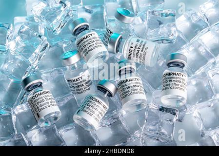Turín, Italia - 18 de diciembre de 2021: Pfizer-BioNTech COVID-19 Vacuna Viales de Comirnaty, viales de vacuna sobre hielo, concepto de almacenamiento en frío