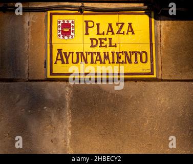 Cartel amarillo de la Plaza del Ayuntamiento, Ubeda, provincia de Jaén, Andalucía, España,