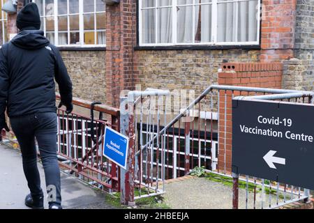 Lewisham Londres, Reino Unido. 19th de Dic de 2021. El NHS y el gobierno continúan con su programa de vacunación covid-19 para mantener el coronavirus bajo control y evitar un bloqueo más restrictivo durante la Navidad, durante la gripe de invierno y la temporada de aumento de Omicrón en toda Inglaterra. Crédito: xiu bao/Alamy Live News