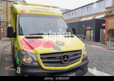 Lewisham Londres, Reino Unido. 19th de Dic de 2021. Las ambulancias de Londres están respondiendo a las llamadas de emergencia que llevan a los pacientes al Hospital Universitario Lewisham para tratamientos adicionales durante la gripe de invierno y la temporada de aumento de Omicrón en toda Inglaterra. Crédito: xiu bao/Alamy Live News