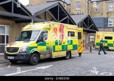 Lewisham Londres, Reino Unido. 19th de Dic de 2021. Las ambulancias de Londres están respondiendo a las llamadas de emergencia que llevan a los pacientes al Hospital Universitario Lewisham para tratamientos adicionales durante la gripe de invierno y la temporada de aumento de Omicrón en toda Inglaterra. Crédito: xiu bao/Alamy Live News