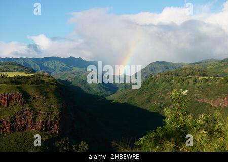 Arco iris sobre el valle de Hanapepe cerca de Kalaheo en Kauai