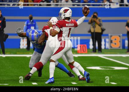 DETROIT, MI - 19 DE DICIEMBRE: Los Cardenales de Arizona WR Antoine Wesley  (85) se envuelven por Detroit Lions S S Will Harris (25) durante el partido  de la NFL entre los