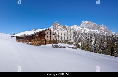 Cabaña alpina en un idílico paisaje invernal, Salzburger Land, Austria Foto de stock