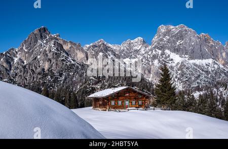 Cabaña alpina en un idílico paisaje invernal, Salzburger Land, Austria Foto de stock