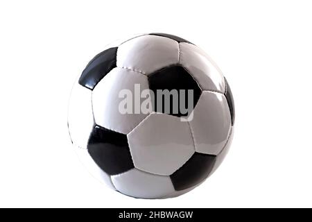 Equipo deportivo y concepto de actividades de ocio con un balón de fútbol clásico genérico de cuero negro y blanco aislado sobre fondo blanco con