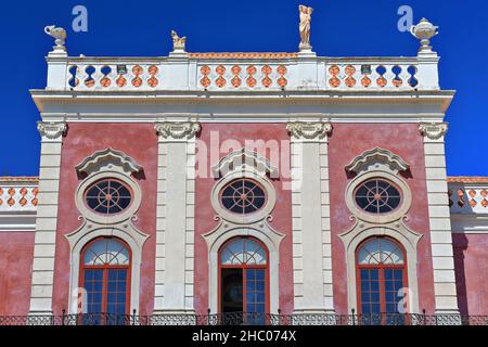 NeoRococo palacio-fachada rosa frente al sur-largo balcón de hierro-blanco balaustrada-estatuas de la azotea. Estoi-Algarve-Portugal-031 Foto de stock