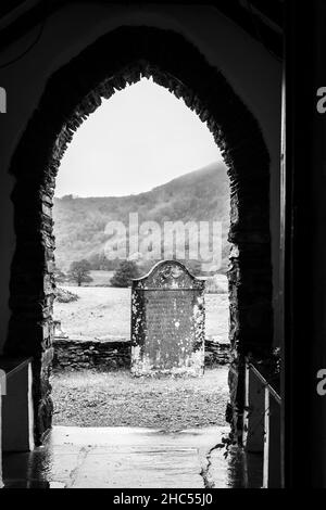 Lápida dentro del cementerio de la iglesia de San Juan, Ulpha, Cumbria Foto de stock