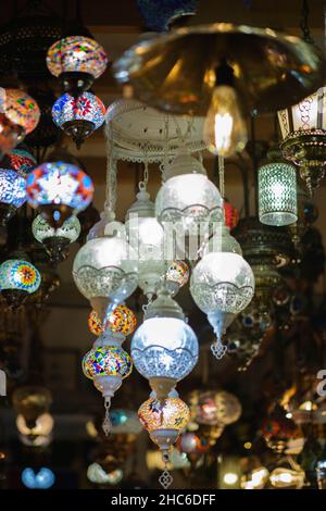 Colorata lampada turca sospesa sul soffitto del Dubai Gold Souk Bazaar,  lampade multicolore per la decorazione degli interni, migliori posti da  visitare a Du Foto stock - Alamy