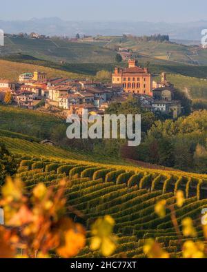 Hermosas colinas y viñedos durante la temporada de otoño que rodean el pueblo de Barolo. En la región de Langhe, Cuneo, Piamonte, Italia. Foto de stock