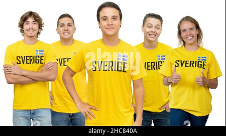 Joven fan del fútbol de Suecia con un grupo de partidarios suecos aislados sobre fondo blanco para ser cortados Foto de stock