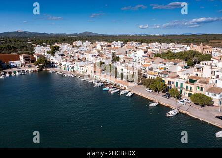 Edificios por puerto en Punta de ses Crestes, Portocolom, Mallorca, España Foto de stock