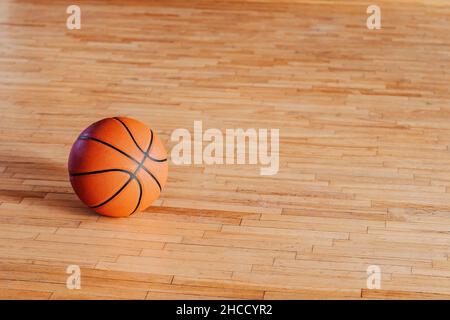 Bola De Baloncesto Naranja En Parquet De Madera Imagen De Primer Plano De  La Pelota De Baloncesto Sobre El Suelo En El Gimnasio Foto de stock y más  banco de imágenes de