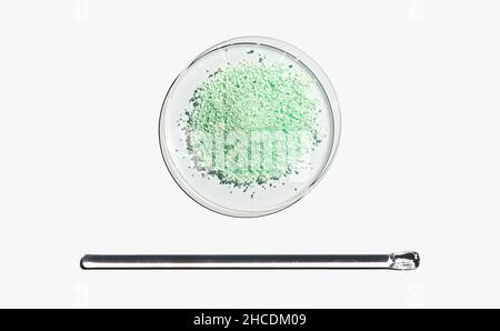 Sulfato ferroso con fórmula química, un medicamento utilizado para tratar y  prevenir la anemia por deficiencia de hierro Fotografía de stock - Alamy