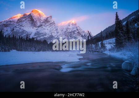 Congelación de la temperatura canadiense durante el amanecer con viento soplando en la cima del Monte Kidd, Alberta, Canadá
