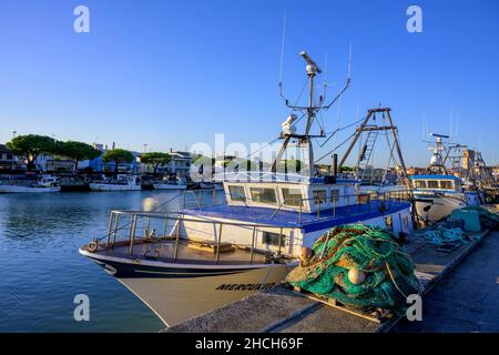 Barcos de pesca en el puerto de Marano Lagunare, provincia de Udine, Italia Foto de stock