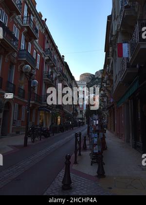 Calle estrecha Rue de Millo en el distrito La Condamine por la tarde en el Principado de Mónaco en la Riviera francesa con edificios históricos. Foto de stock