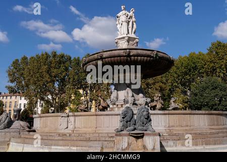 Un par de leones de bronce en la Fontaine de la Rotonde, fuente, Aix-en-Provence, Provence-Alpes-Côte d'Azur, Francia