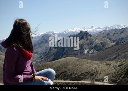 Mujer de atrás, mirando el paisaje de la cordillera de los Andes Foto de stock