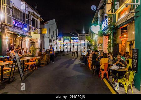 GEORGE TOWN, MALASIA - 20 DE MARZO de 2018: Vista nocturna de Love Lane en George Town, Malasia Foto de stock