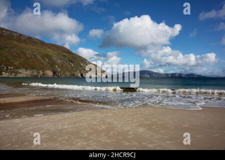 La bahía de Keem es una playa de arena cerca del pueblo de Dooagh en la isla de Achill, Condado de Mayo en Irlanda. Una playa con Bandera Azul, lo que significa que hay socorristas. Foto de stock