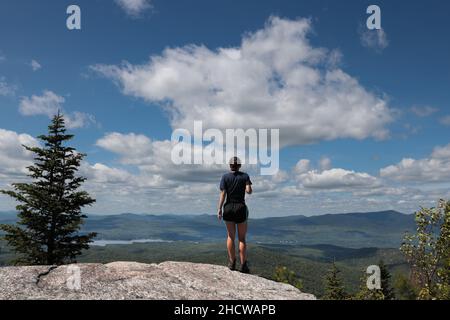 El excursionista de las niñas alcanza la cumbre de 2.556' de Pharaoh Mountain en el Adirondacks, NY, Estados Unidos Foto de stock
