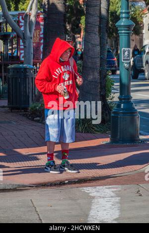 Un hombre con una sudadera de socorrista roja brillante Fotograf a