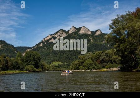 Rafting en el río fronterizo Dunajec en Pieniny en Polonia y Eslovaquia con vista a la montaña Trzy Korony Foto de stock