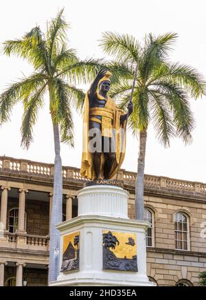 Estatua del Rey Kamehameha en el centro de Honolulu, Hawai, frente al Centro de Historia Judicial del Rey Kamehameha V. La estatua tuvo sus orígenes en 1878 Foto de stock