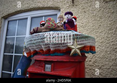 El tejer de la guerrilla - una escena de la natividad de Navidad en una caja del poste en Hockliffe, Bedfordshire. Foto de stock